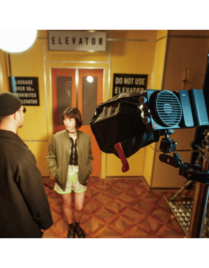 مصباح فيديو LED بقوة 100 واط من زيون سينيبير CX100 مزود ببطارية مدمجة سعة 4500 مللي أمبير، وإضاءة ثنائية اللون بتقنية COB مستمرة تتراوح درجة حرارتها بين 2700 و6500 كلفن، مناسب لصناعة الأفلام والبث المباشر وتصوير الفيديو والتصوير الفوتوغرافي في الاستوديو.