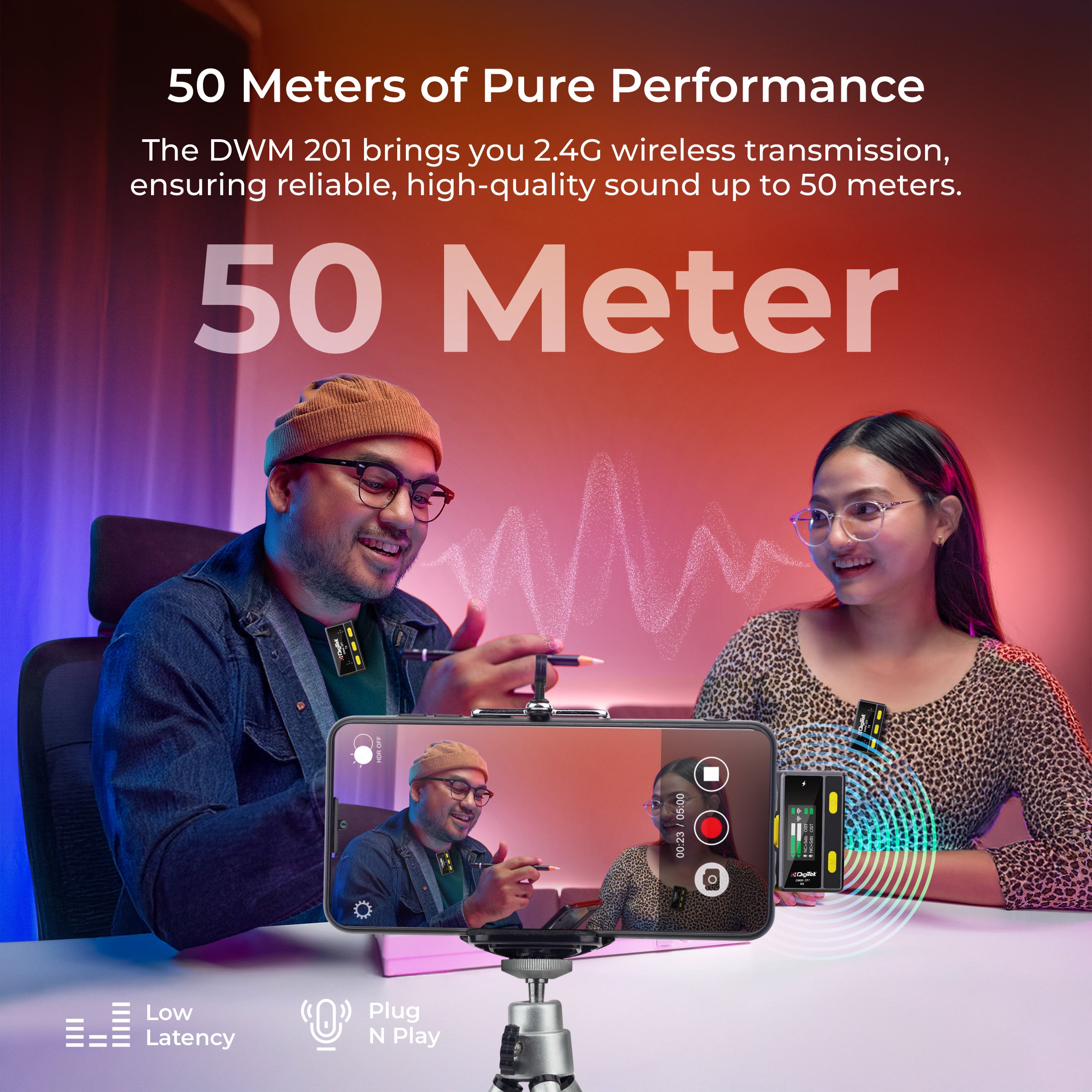 نظام ميكروفون لاسلكي Digitek DWM-201 مع جهاز تحكم عن بعد وخاصية إلغاء الضوضاء، 12 مؤثرًا صوتيًا، 3 أوضاع صوتية، مدى يصل إلى 50 مترًا، يُستخدم مع أجهزة iPhone/Android وكاميرات DSLR لتسجيل الفيديوهات والمقابلات والبودكاست.